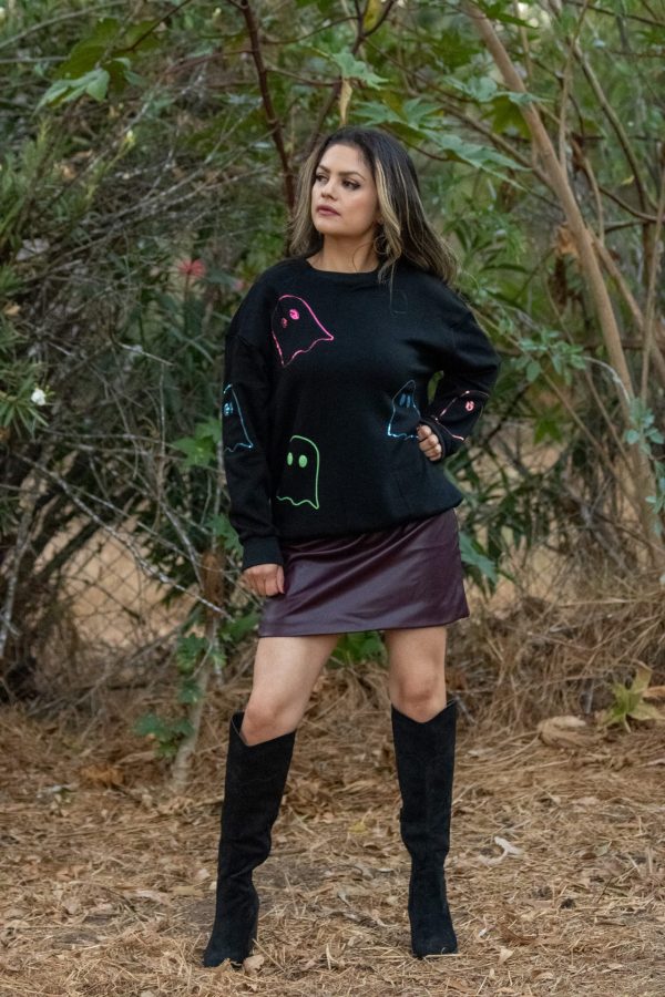 A cozy black sweatshirt featuring colorful sequin ghosts all around, designed for Halloween. The sweatshirt has a soft fleece lining, making it perfect for autumn wear. Ideal for layering or casual outings.